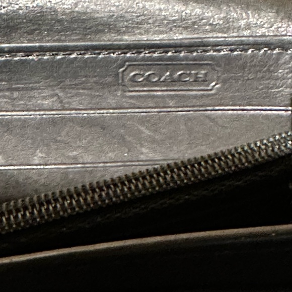 FREE wallet with a purchase of a bag. - Picture 4 of 14